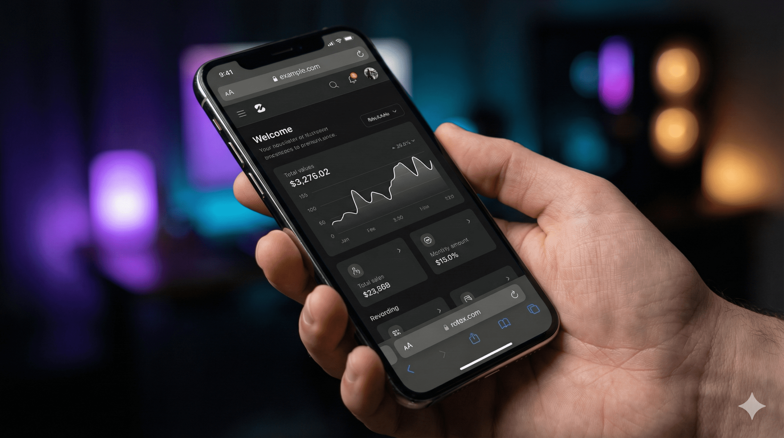 Zbliżenie na dłoń trzymającą smartfon z nowoczesną stroną internetową w trybie ciemnym, w tle rozmyte neonowe światła miasta, symbolizujące nowoczesność i technologię.